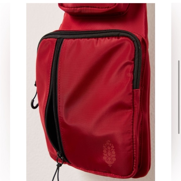 Free people FP MOVEMENT sprinter sling bag NWT - Picture 5 of 6